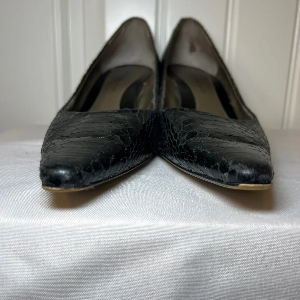 Bandolino Women’s Black Textured Pointy Toe Heels Y2K 8M with 2.5 in‎ heel